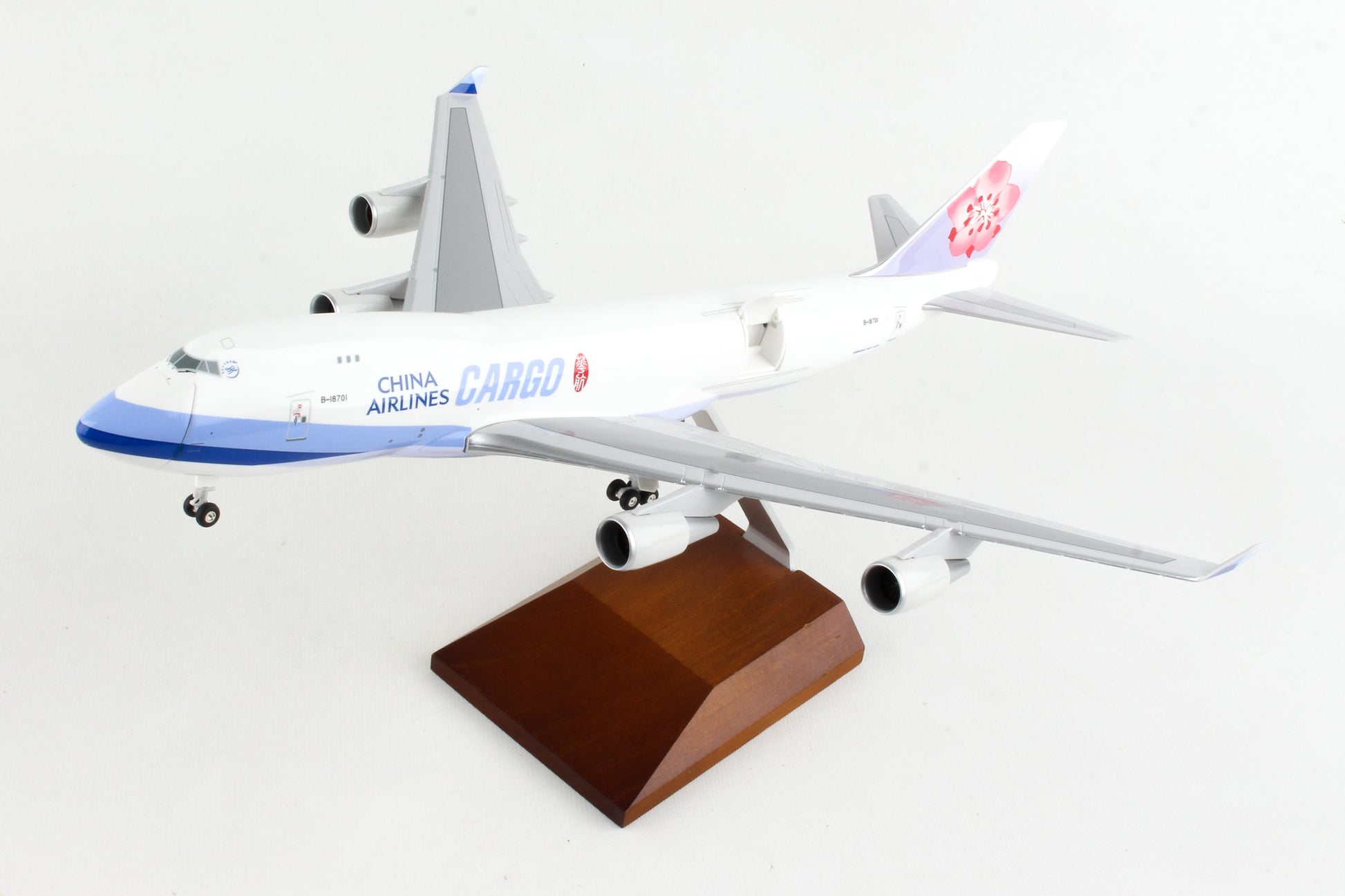 SKR1117 SKYMARKS CHINA 747-400F 1/200 W/GEAR & OPENING DOORS
