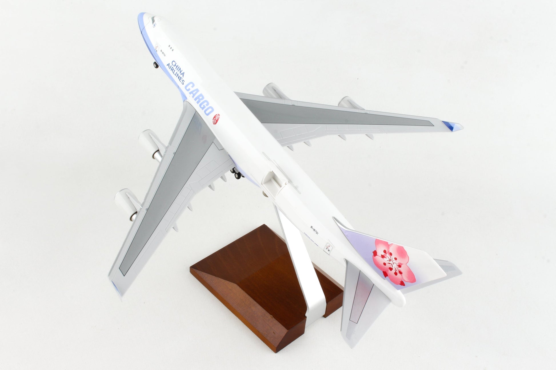 SKR1117 SKYMARKS CHINA 747-400F 1/200 W/GEAR & OPENING DOORS