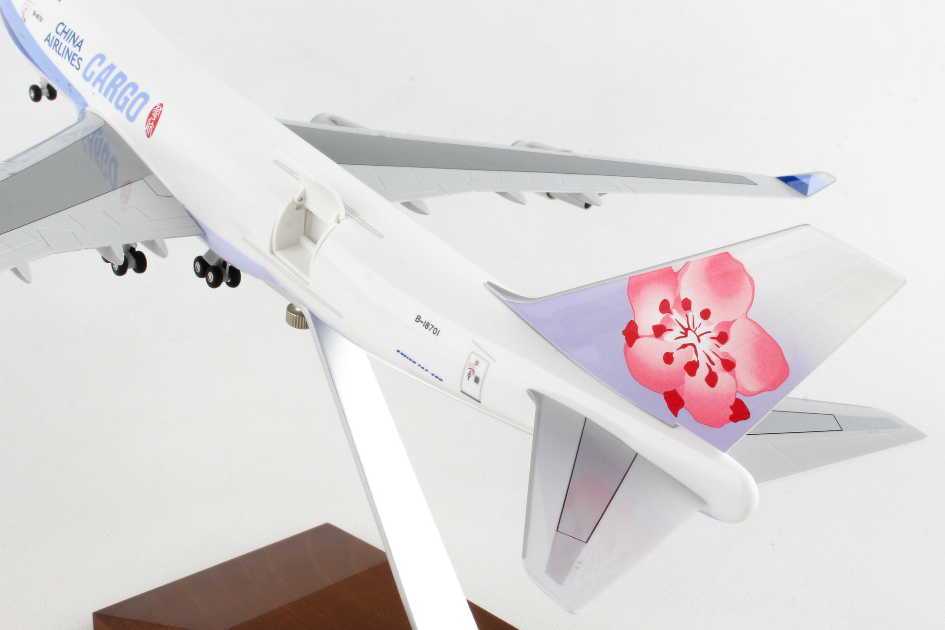 SKR1117 SKYMARKS CHINA 747-400F 1/200 W/GEAR & OPENING DOORS
