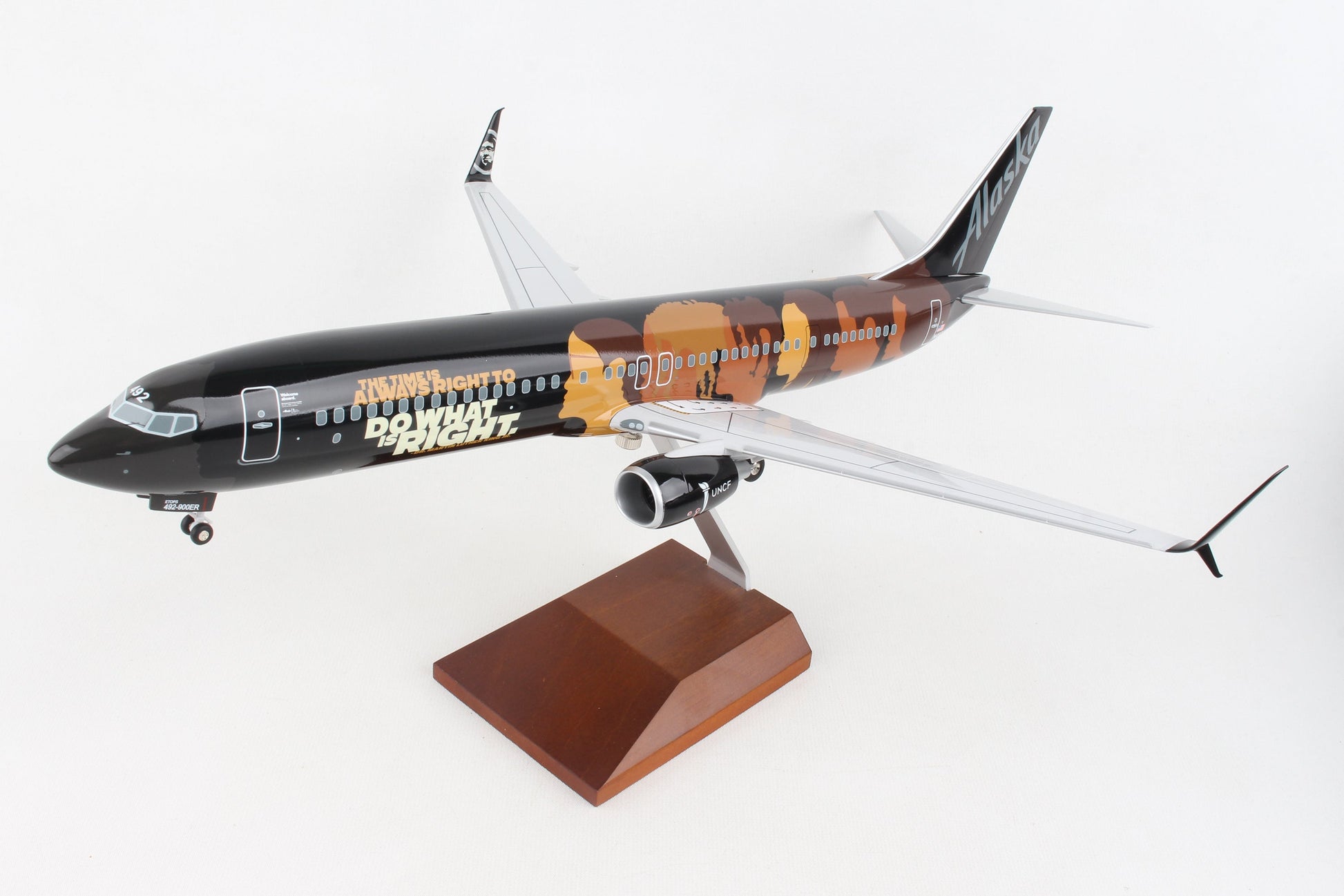 SKR8287 SKYMARKS ALASKA 737-900 1/100 COMMITMENT W/STAND & GEAR