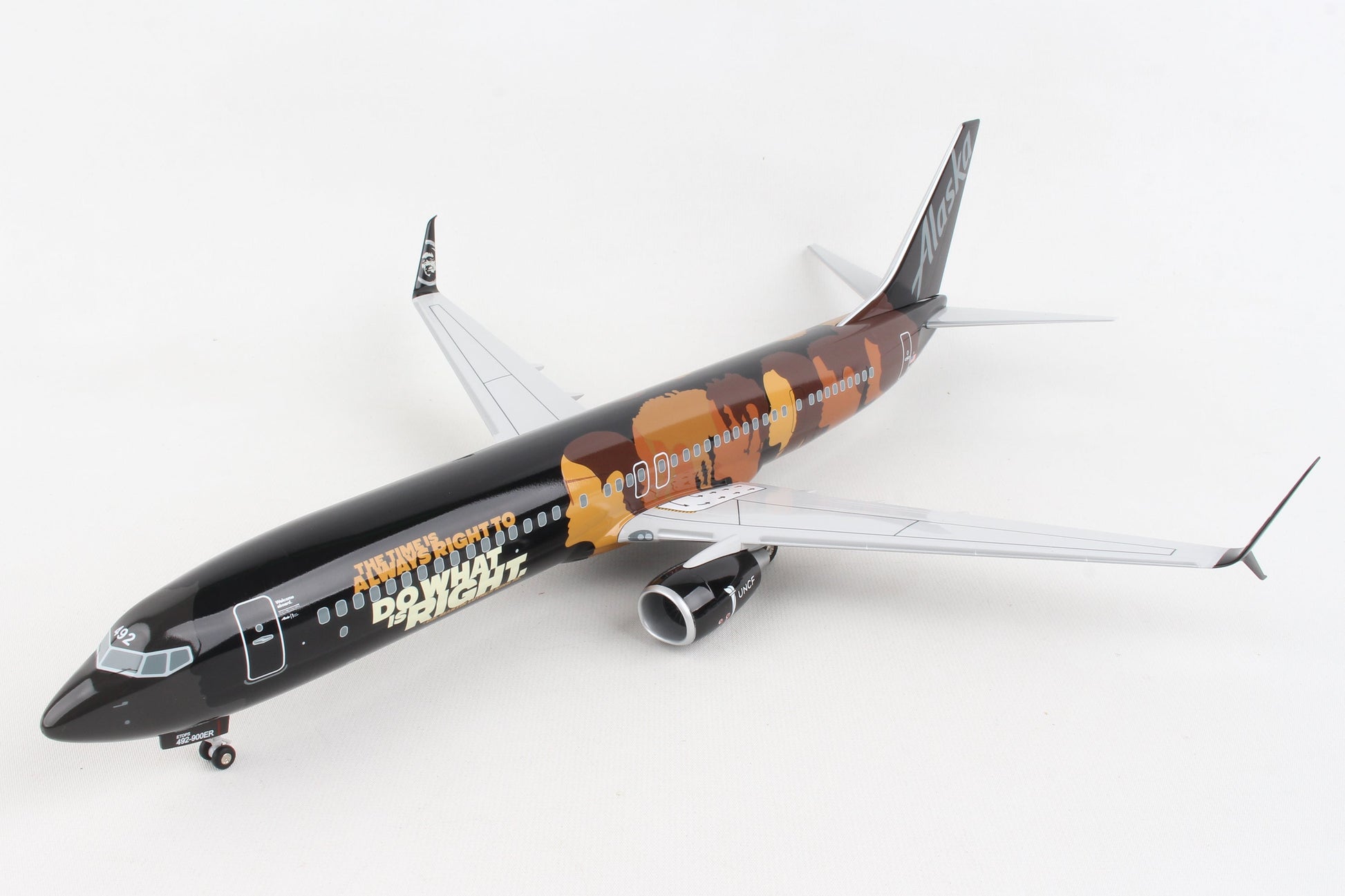 SKR8287 SKYMARKS ALASKA 737-900 1/100 COMMITMENT W/STAND & GEAR