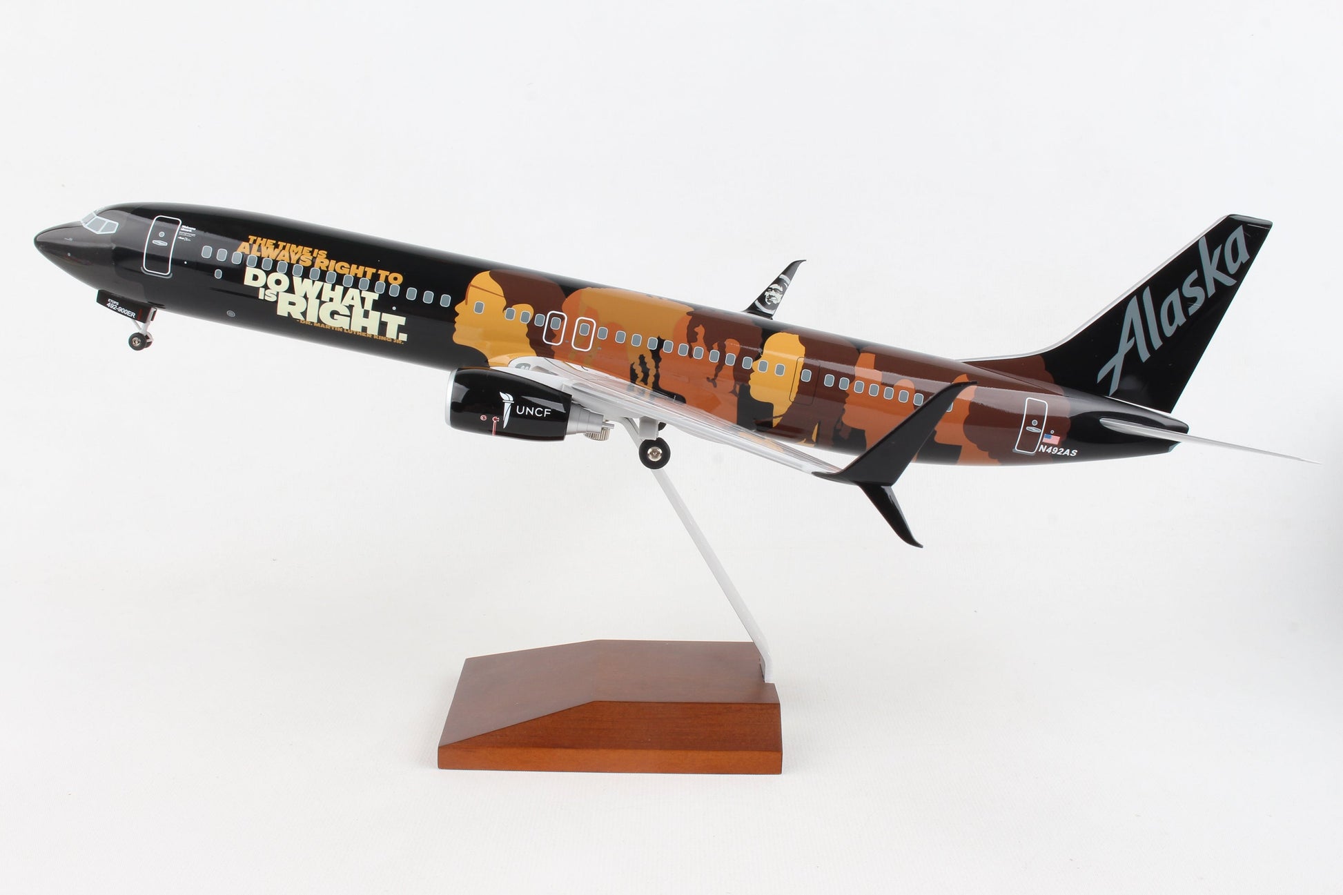 SKR8287 SKYMARKS ALASKA 737-900 1/100 COMMITMENT W/STAND & GEAR