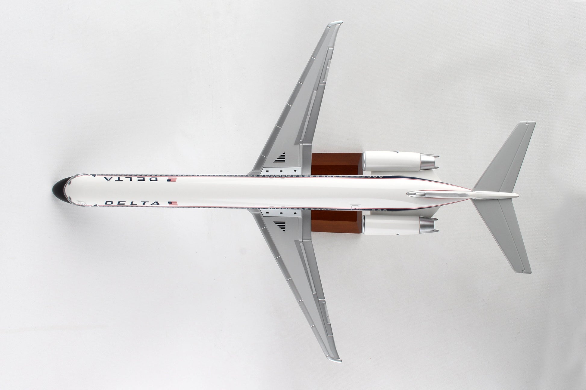 SKR8602  SKYMARKS DELTA MD-80 1/100 WIDGET LIVERY W/WOOD STAND & GEAR